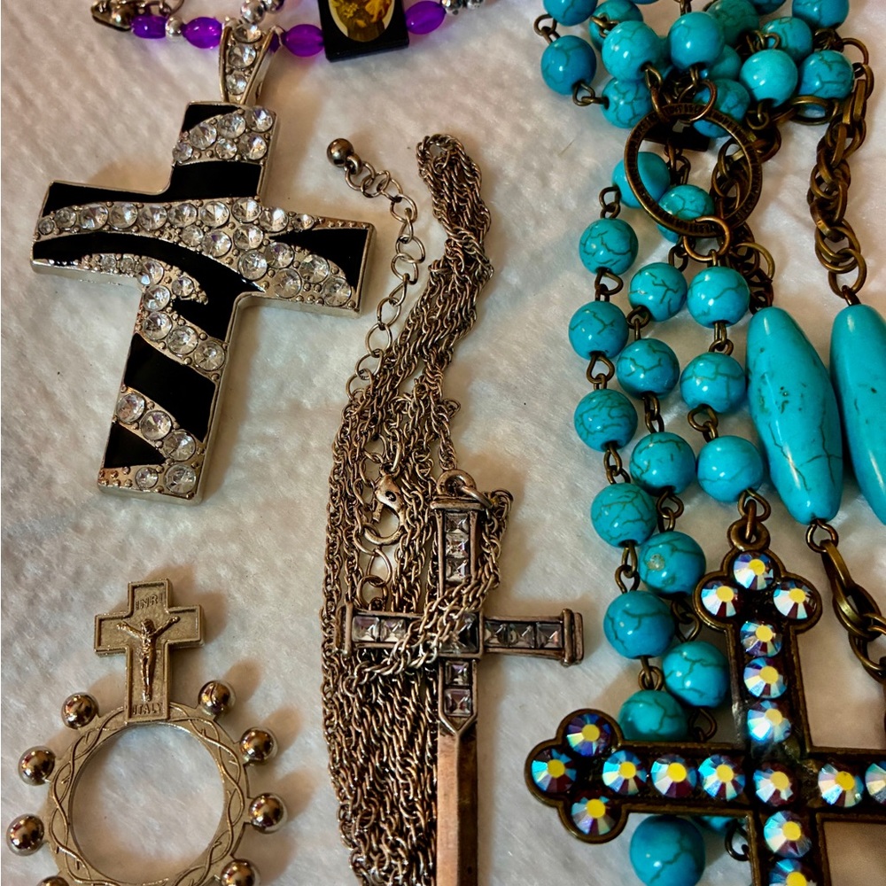 Mixed Charm, Pendants, Brooches, Keychain, Crosses & Religious Items - Picture 9 of 9